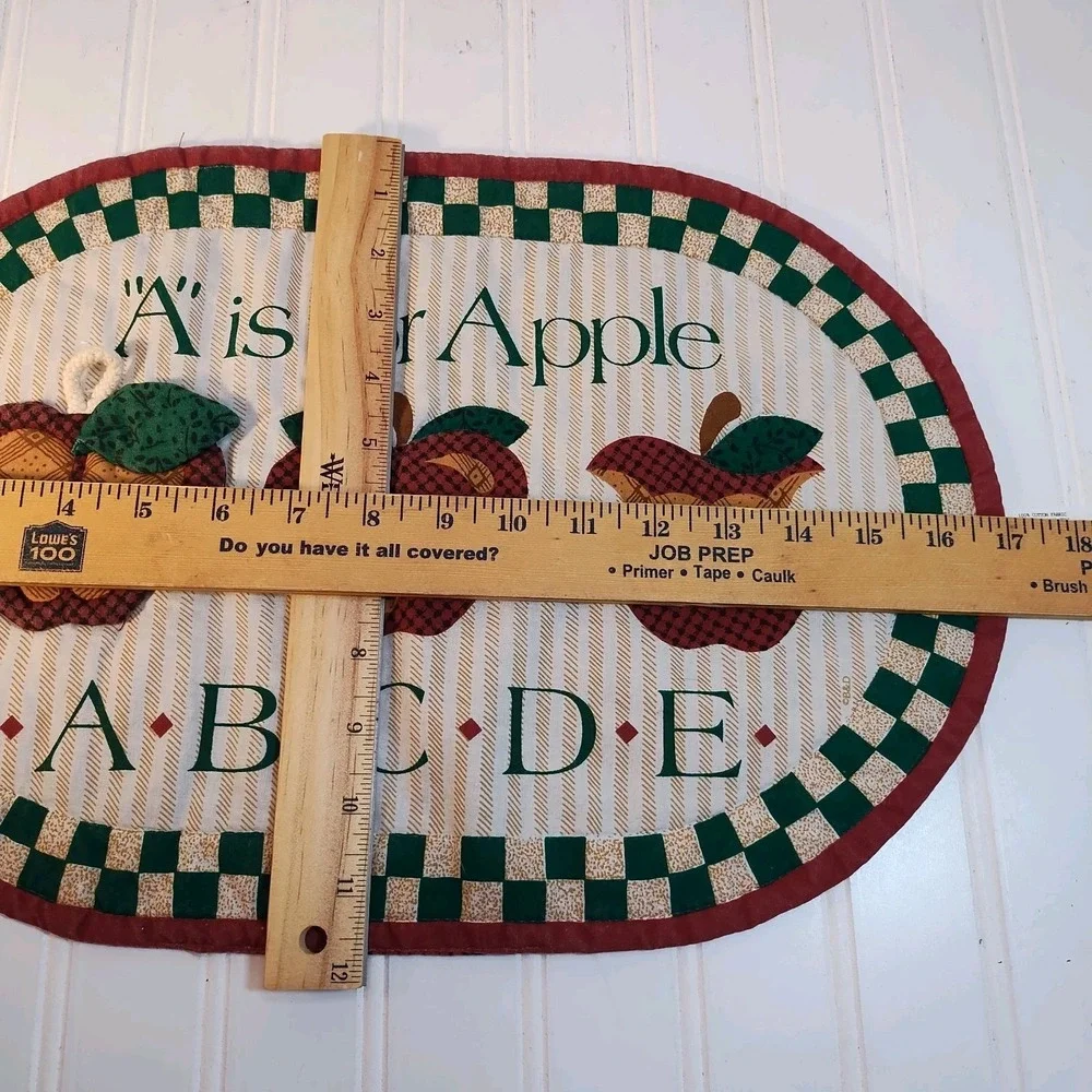 Set of 4 VTG Apple Quilted Placemats Farmhouse Cottagecore Country Style Oval